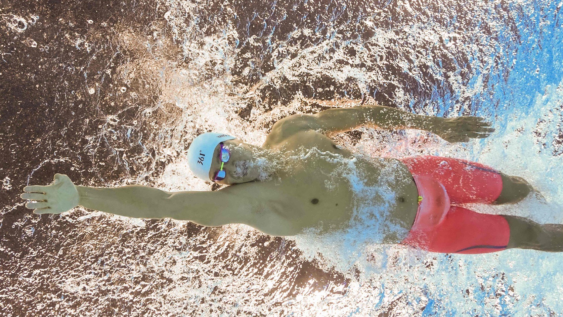 开云电竞登录入口-_城市夜空跑：在星光下迎接晨曦_，城市的星空,是夜晚的霓虹